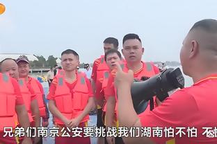 ?这是练的啥？北京军训内容：头顶水杯走路